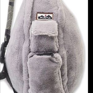 KAVU WOMEN'S ROPE FLEECE SLING BAG